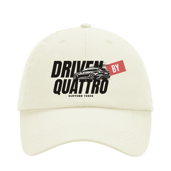 CLUTCHO Dad Cap Driven by Quattro in Beige, Front-Print, 6-Panel aus Chino-Baumwolle – Flatlay.