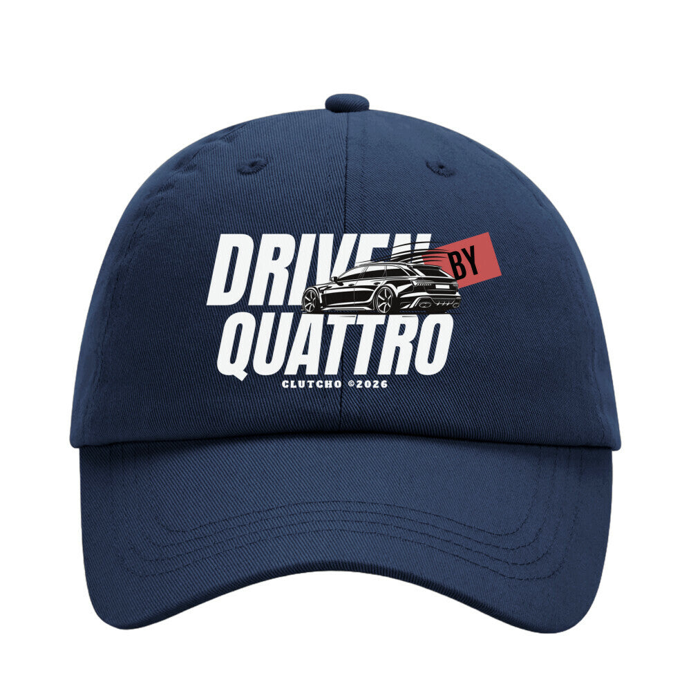 CLUTCHO Dad Cap Driven by Quattro in Navy, Front-Print, 6-Panel aus Chino-Baumwolle – Flatlay.