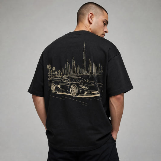 Rücken des schwarzen Dubai Skyline Oversized T-Shirts von CLUTCHO: große Champagner-Line-Art eines Hypercars vor der Dubai-Skyline.