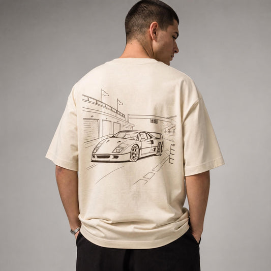 Rücken des beigen Boxengasse Oversized T-Shirts von CLUTCHO: große Espresso-Line-Art eines klassischen Rennwagens in der Boxengasse.
