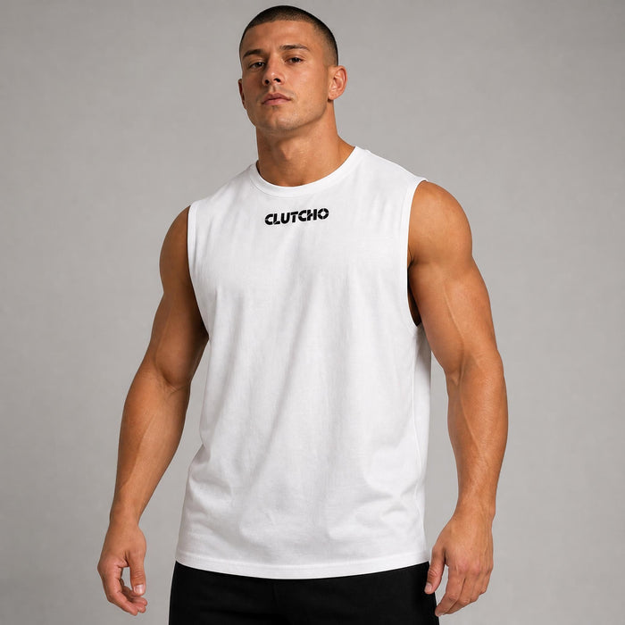 Muskulöser Mann trägt weißes CLUTCHO Made by Maranello Tank Top Herren, Front mit Print, Oversize Fit.