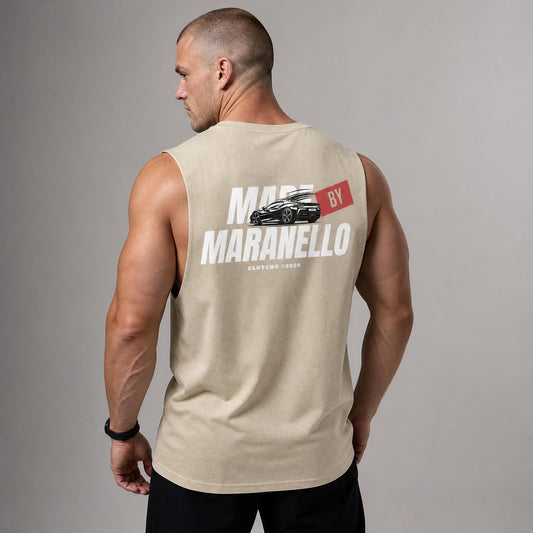 Rückansicht: Mann trägt sandfarbenes CLUTCHO Made by Maranello Tank Top Herren mit Backprint, Oversize Fit.
