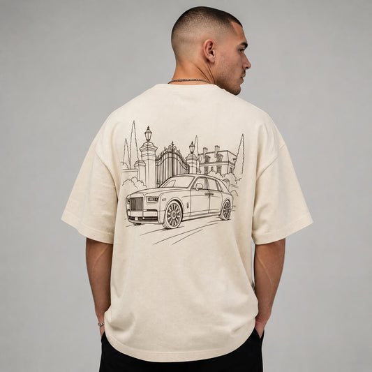 Rücken des beigen Herrenhaus Oversized T-Shirts von CLUTCHO: große Espresso-Line-Art einer britischen Luxuslimousine vor einem Herrenhaus.