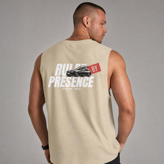 Rückansicht: Mann trägt sandfarbenes CLUTCHO Ruled by Presence Tank Top Herren mit Backprint, Oversize Fit.