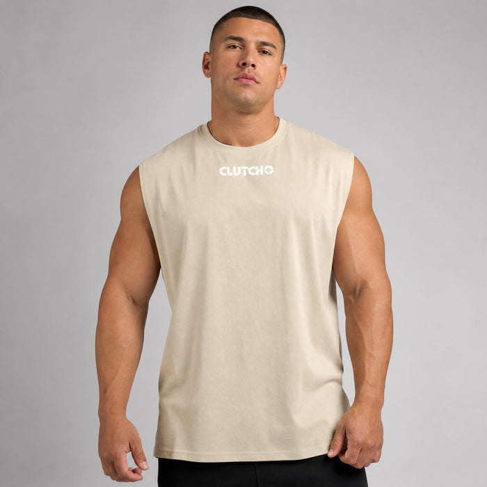 Muskulöser Mann trägt sandfarbenes CLUTCHO Ruled by Presence Tank Top Herren, Front mit Print, Oversize Fit.