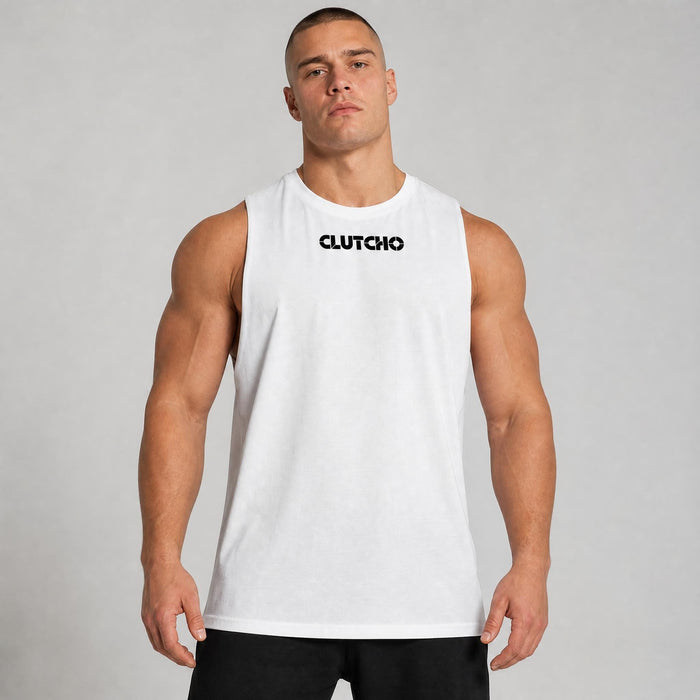 Muskulöser Mann trägt weißes CLUTCHO Ruled by Presence Tank Top Herren, Front mit Print, Oversize Fit.