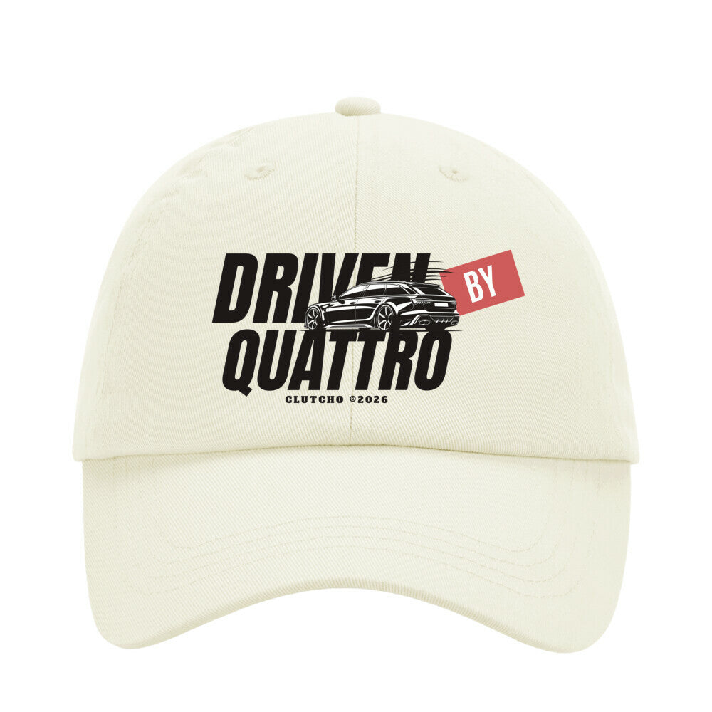 CLUTCHO Dad Cap Driven by Quattro in Beige, Front-Print, 6-Panel aus Chino-Baumwolle – Flatlay.