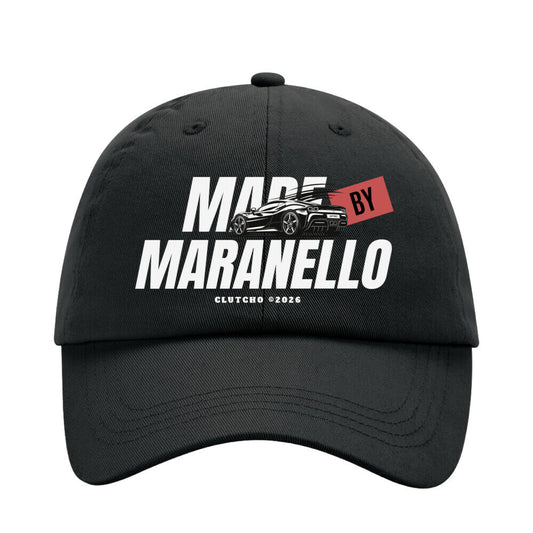 CLUTCHO Dad Cap Made by Maranello in Schwarz, Front-Print, 6-Panel aus Chino-Baumwolle – Flatlay.