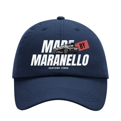 CLUTCHO Dad Cap Made by Maranello in Navy, Front-Print, 6-Panel aus Chino-Baumwolle – Flatlay.
