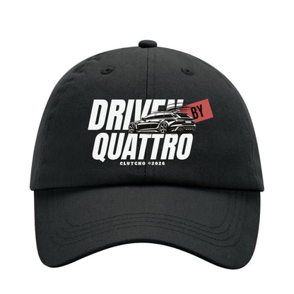 CLUTCHO Dad Cap Driven by Quattro in Schwarz, Front-Print, 6-Panel aus Chino-Baumwolle – Flatlay.