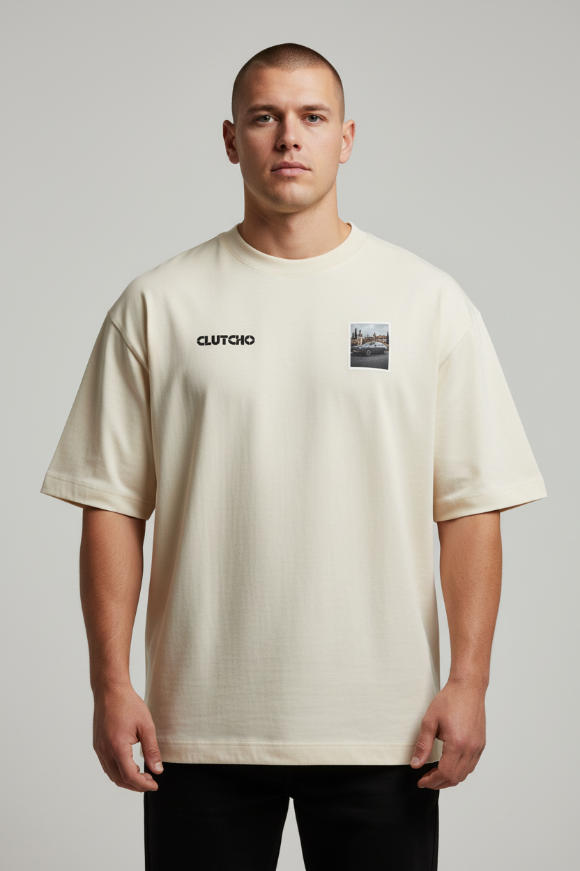 CLUTCHO Herrenhaus Oversized T-Shirt in Beige, Detailaufnahme des Espresso-Backprints über den Rücken.