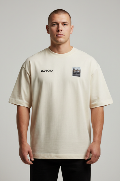 CLUTCHO Herrenhaus Oversized T-Shirt in Beige, Detailaufnahme des Espresso-Backprints über den Rücken.