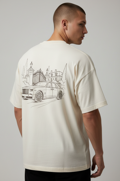 CLUTCHO Herrenhaus Oversized T-Shirt in Beige, Detailaufnahme der Front-Briefmarke mit britischer Luxuslimousine.