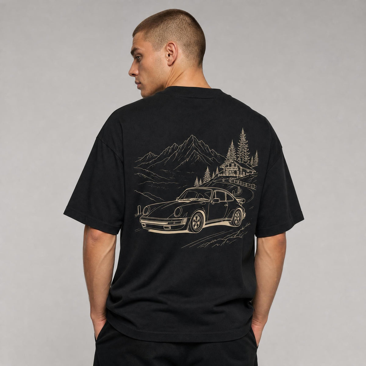 Rücken des schwarzen Alpenpass Oversized T-Shirts von CLUTCHO: große Champagner-Line-Art eines klassischen Heckmotor-Sportwagens auf einem Alpenpass.