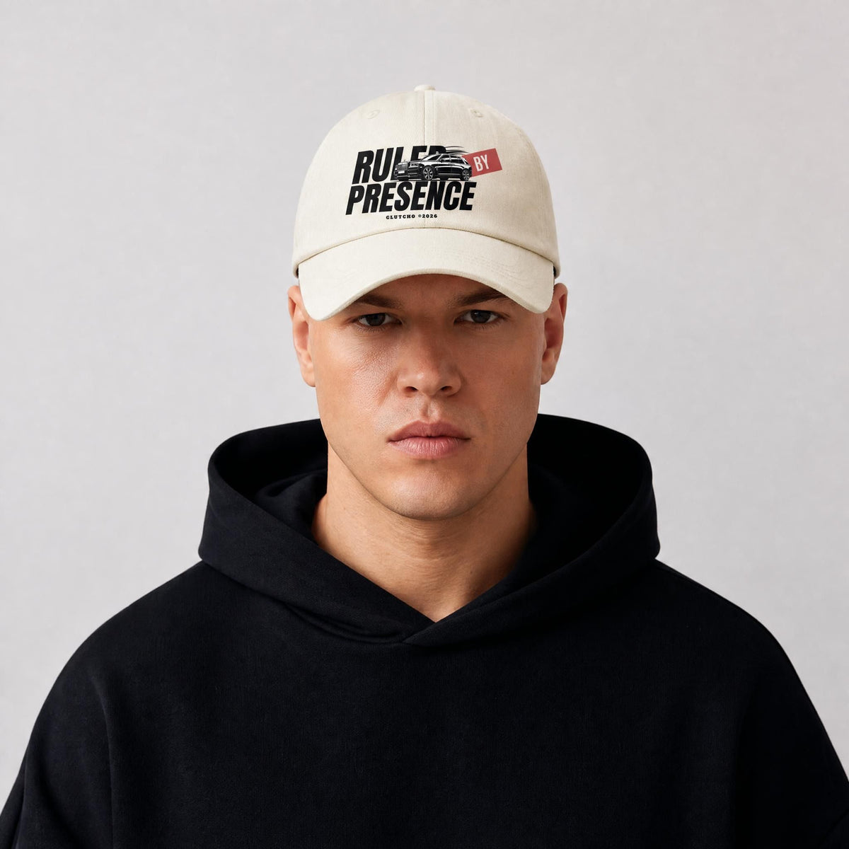 Person trägt beige CLUTCHO Dad Cap Ruled by Presence mit Front-Print – Trägerfoto stellvertretend für alle CLUTCHO Caps in Beige.