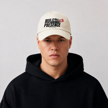 Person trägt beige CLUTCHO Dad Cap Ruled by Presence mit Front-Print – Trägerfoto stellvertretend für alle CLUTCHO Caps in Beige.