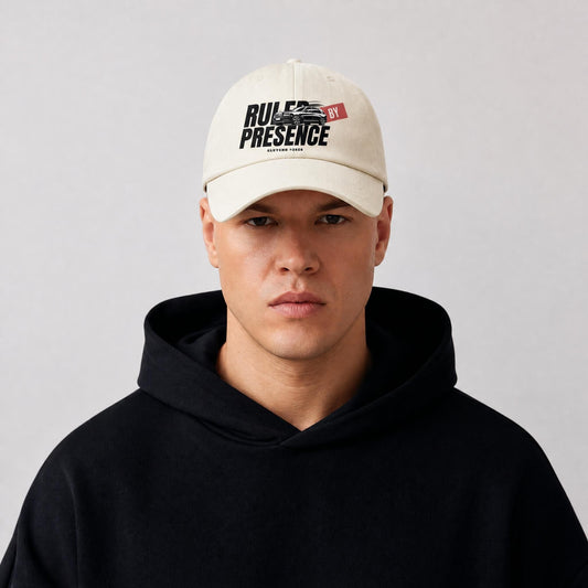 Person trägt beige CLUTCHO Dad Cap Ruled by Presence mit Front-Print – Trägerfoto stellvertretend für alle CLUTCHO Caps in Beige.