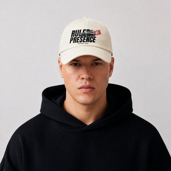 Person trägt beige CLUTCHO Dad Cap Ruled by Presence mit Front-Print – Trägerfoto stellvertretend für alle CLUTCHO Caps in Beige.