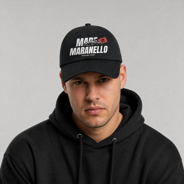 Person trägt schwarze CLUTCHO Dad Cap Made by Maranello mit Front-Print – Trägerfoto stellvertretend für alle CLUTCHO Caps in Schwarz.