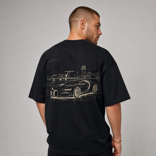 Rücken des schwarzen Jetset Oversized T-Shirts von CLUTCHO: große Champagner-Line-Art eines Hypercars am Privatflughafen.