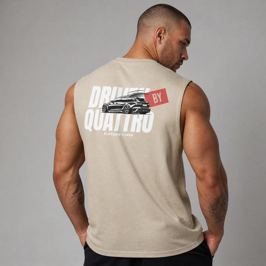 Rückansicht: Mann trägt sandfarbenes CLUTCHO Driven by Quattro Tank Top Herren mit Backprint, Oversize Fit.