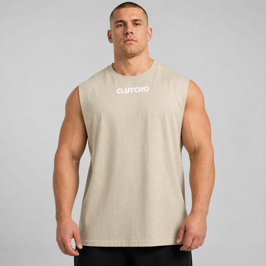 Muskulöser Mann trägt sandfarbenes CLUTCHO Driven by Quattro Tank Top Herren, Front mit Print, Oversize Fit.