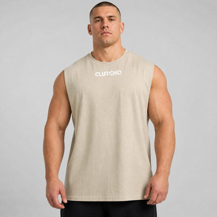 Muskulöser Mann trägt sandfarbenes CLUTCHO Driven by Quattro Tank Top Herren, Front mit Print, Oversize Fit.