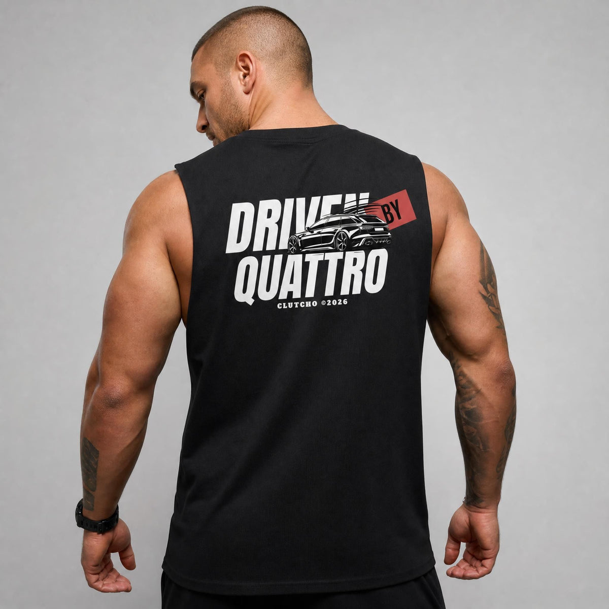 Rückansicht: Mann trägt schwarzes CLUTCHO Driven by Quattro Tank Top Herren mit Backprint, Oversize Fit.