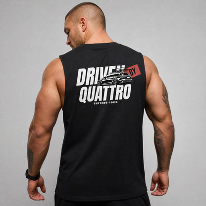 Rückansicht: Mann trägt schwarzes CLUTCHO Driven by Quattro Tank Top Herren mit Backprint, Oversize Fit.