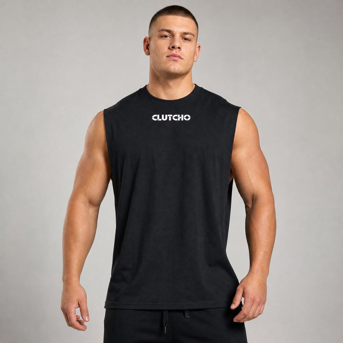 Mann trägt schwarzes CLUTCHO Driven by Quattro Tank Top Herren, Front mit Print, Oversize Fit.