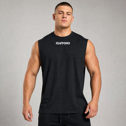 Mann trägt schwarzes CLUTCHO Driven by Quattro Tank Top Herren, Front mit Print, Oversize Fit.