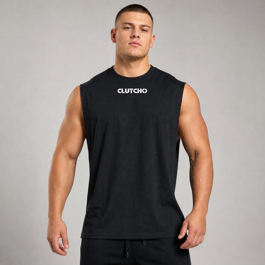 Mann trägt schwarzes CLUTCHO Driven by Quattro Tank Top Herren, Front mit Print, Oversize Fit.