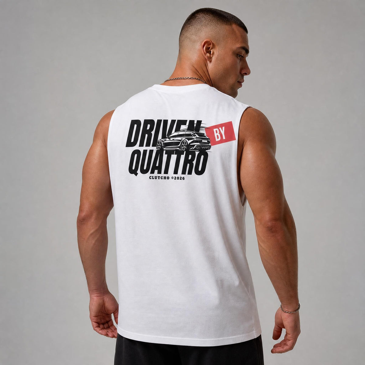 Rückansicht: Mann trägt weißes CLUTCHO Driven by Quattro Tank Top Herren mit Backprint, Oversize Fit.
