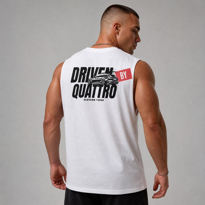 Rückansicht: Mann trägt weißes CLUTCHO Driven by Quattro Tank Top Herren mit Backprint, Oversize Fit.