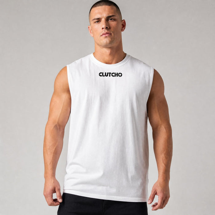 Muskulöser Mann trägt weißes CLUTCHO Driven by Quattro Tank Top Herren, Front mit Print, Oversize Fit.
