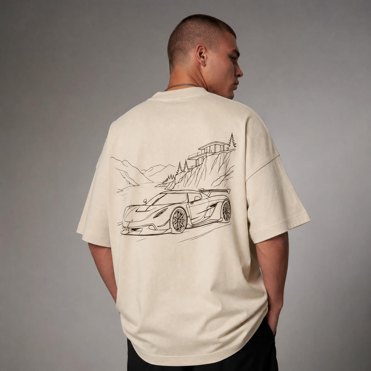 Rücken des beigen Fjord Oversized T-Shirts von CLUTCHO: große Espresso-Line-Art eines Hypercars an einem nordischen Fjord.