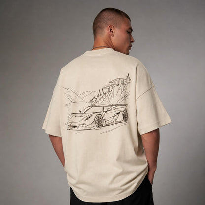 Rücken des beigen Fjord Oversized T-Shirts von CLUTCHO: große Espresso-Line-Art eines Hypercars an einem nordischen Fjord.