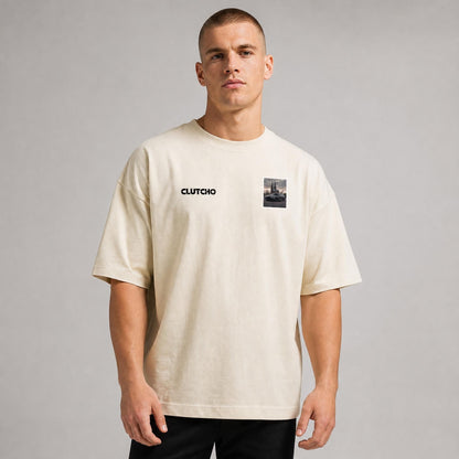 Beiges CLUTCHO Kölner Dom Oversized T-Shirt Herren, Front-Briefmarke mit deutschem Performance-Kombi und Kölner Dom.