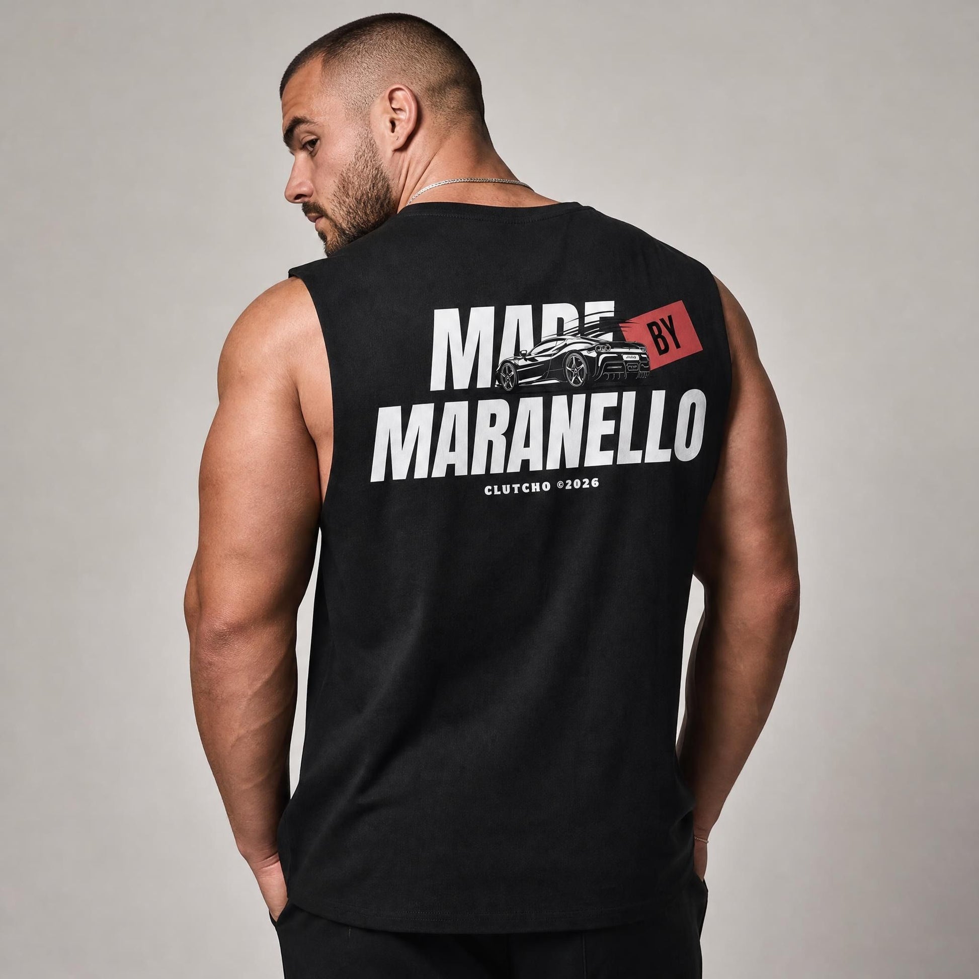 Rückansicht: Mann trägt schwarzes CLUTCHO Made by Maranello Tank Top Herren mit Backprint, Oversize Fit.