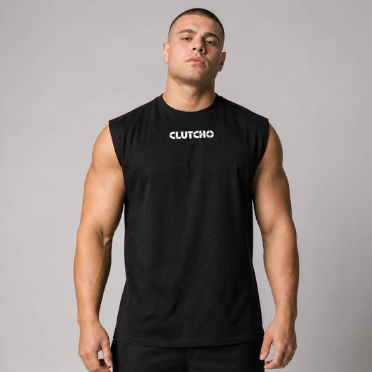 Muskulöser Mann trägt schwarzes CLUTCHO Made by Maranello Tank Top Herren, Front mit Print, Oversize Fit.