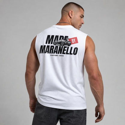 Rückansicht: Mann trägt weißes CLUTCHO Made by Maranello Tank Top Herren mit Backprint, Oversize Fit.