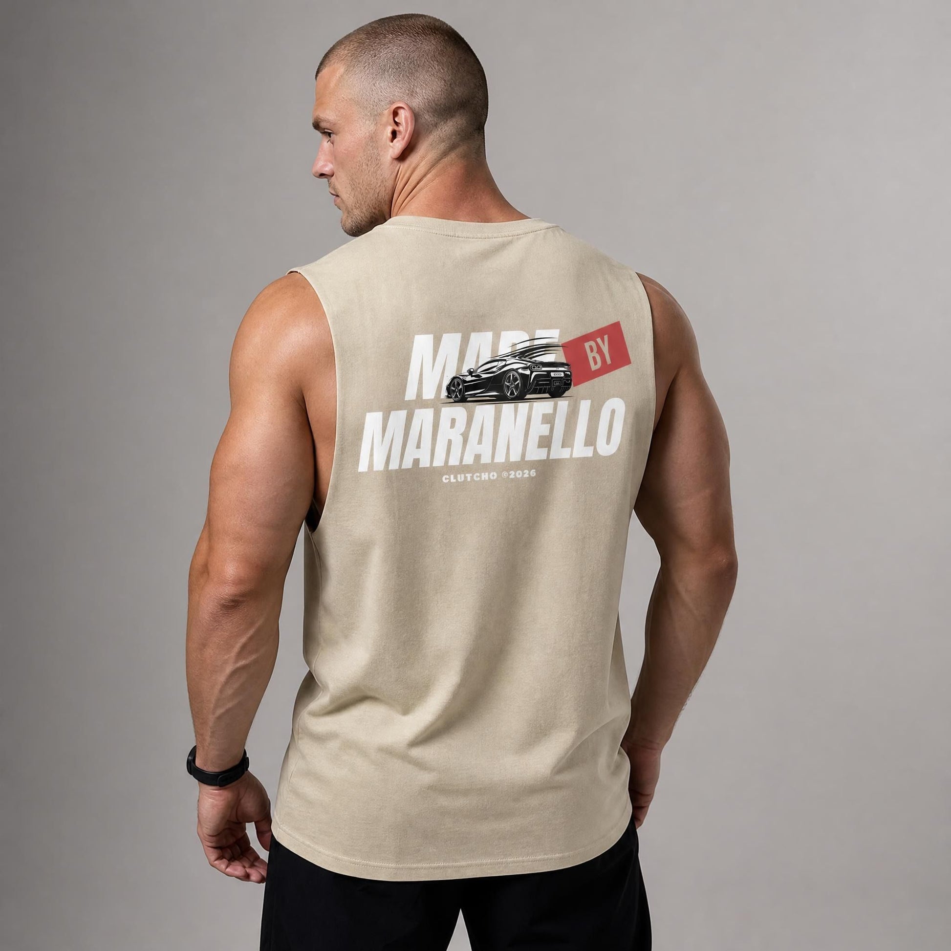 Rückansicht: Mann trägt sandfarbenes CLUTCHO Made by Maranello Tank Top Herren mit Backprint, Oversize Fit.