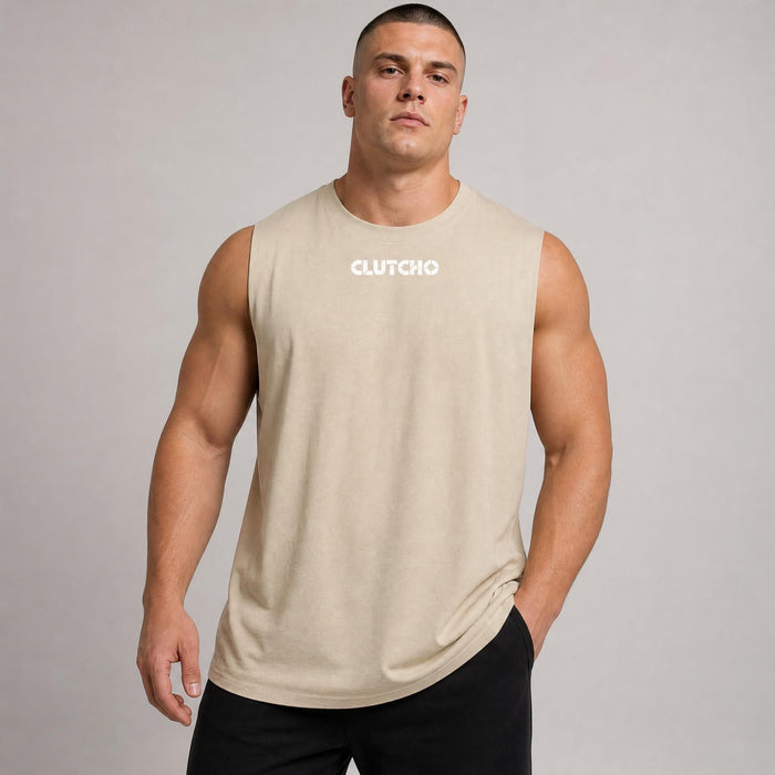 Muskulöser Mann trägt sandfarbenes CLUTCHO Made by Maranello Tank Top Herren, Front mit Print, Oversize Fit.