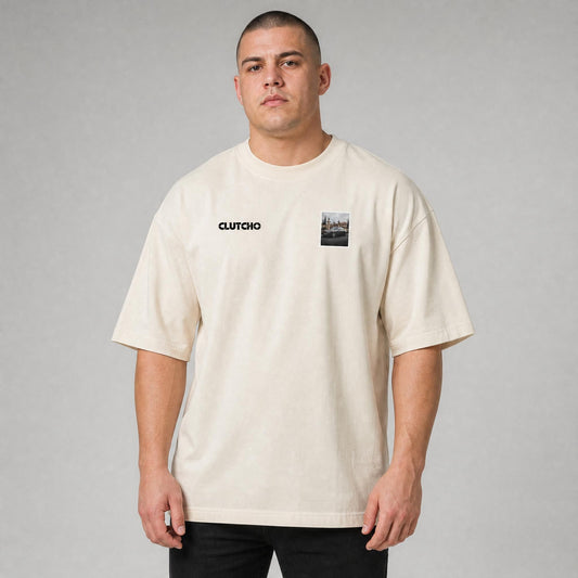 Beiges CLUTCHO Herrenhaus Oversized T-Shirt Herren, Front-Briefmarke mit britischer Luxuslimousine vor einem Herrenhaus-Tor.