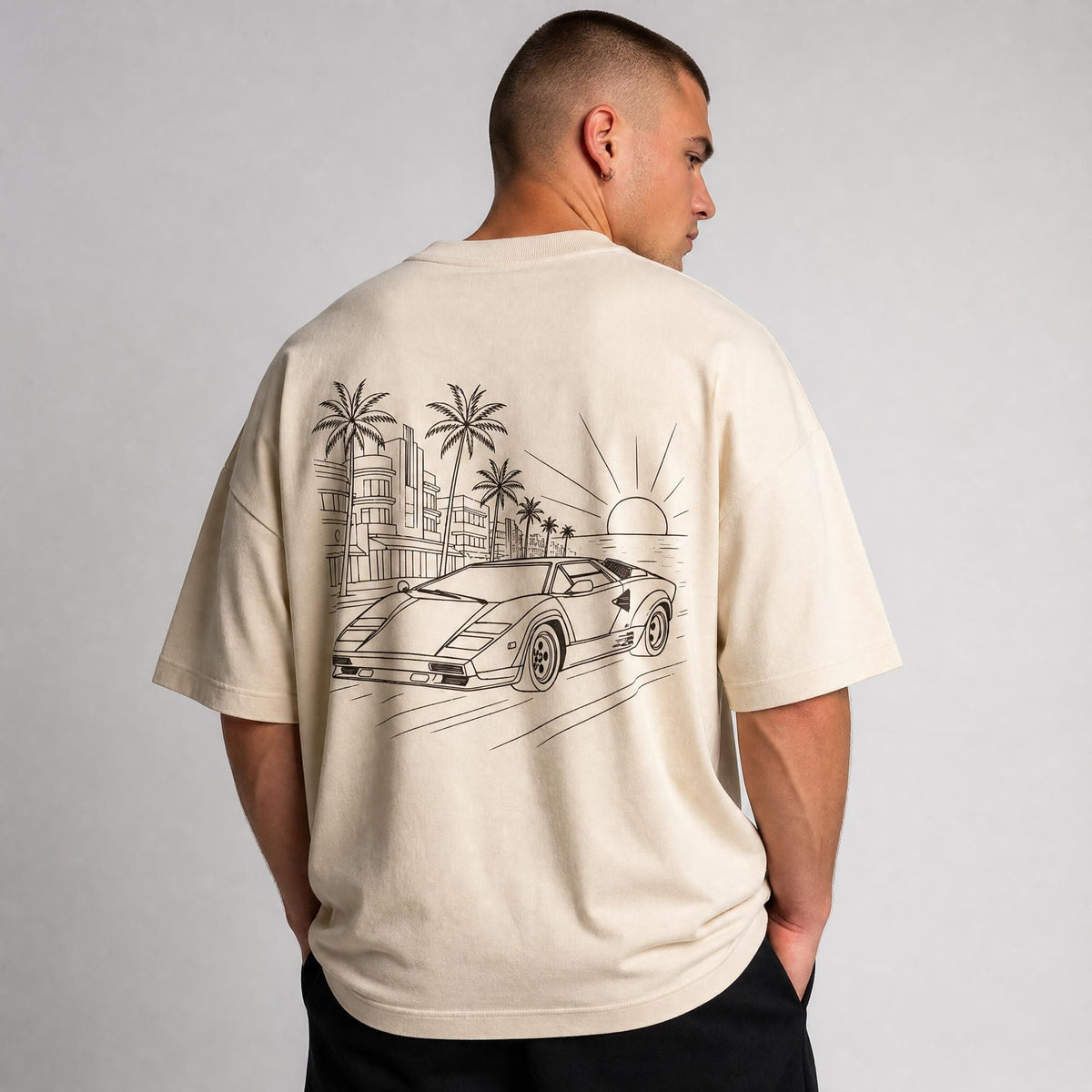 Rücken des beigen Miami Oversized T-Shirts von CLUTCHO: große Espresso-Line-Art eines klassischen 80er-Supersportwagens vor der Miami-Skyline.