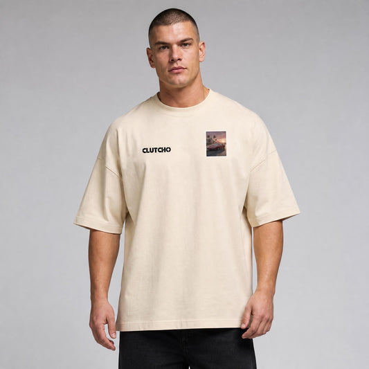 Beiges CLUTCHO Miami Oversized T-Shirt Herren, Front-Briefmarke mit keilförmigem 80er-Supersportwagen vor der Skyline von Miami.