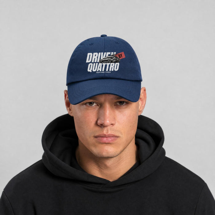 Person trägt navyblaue CLUTCHO Dad Cap Driven by Quattro mit Front-Print – Trägerfoto stellvertretend für alle CLUTCHO Caps in Navy.