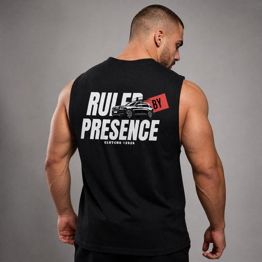 Rückansicht: Mann trägt schwarzes CLUTCHO Ruled by Presence Tank Top Herren mit Backprint, Oversize Fit.