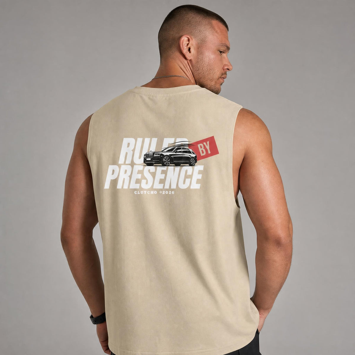 Rückansicht: Mann trägt sandfarbenes CLUTCHO Ruled by Presence Tank Top Herren mit Backprint, Oversize Fit.