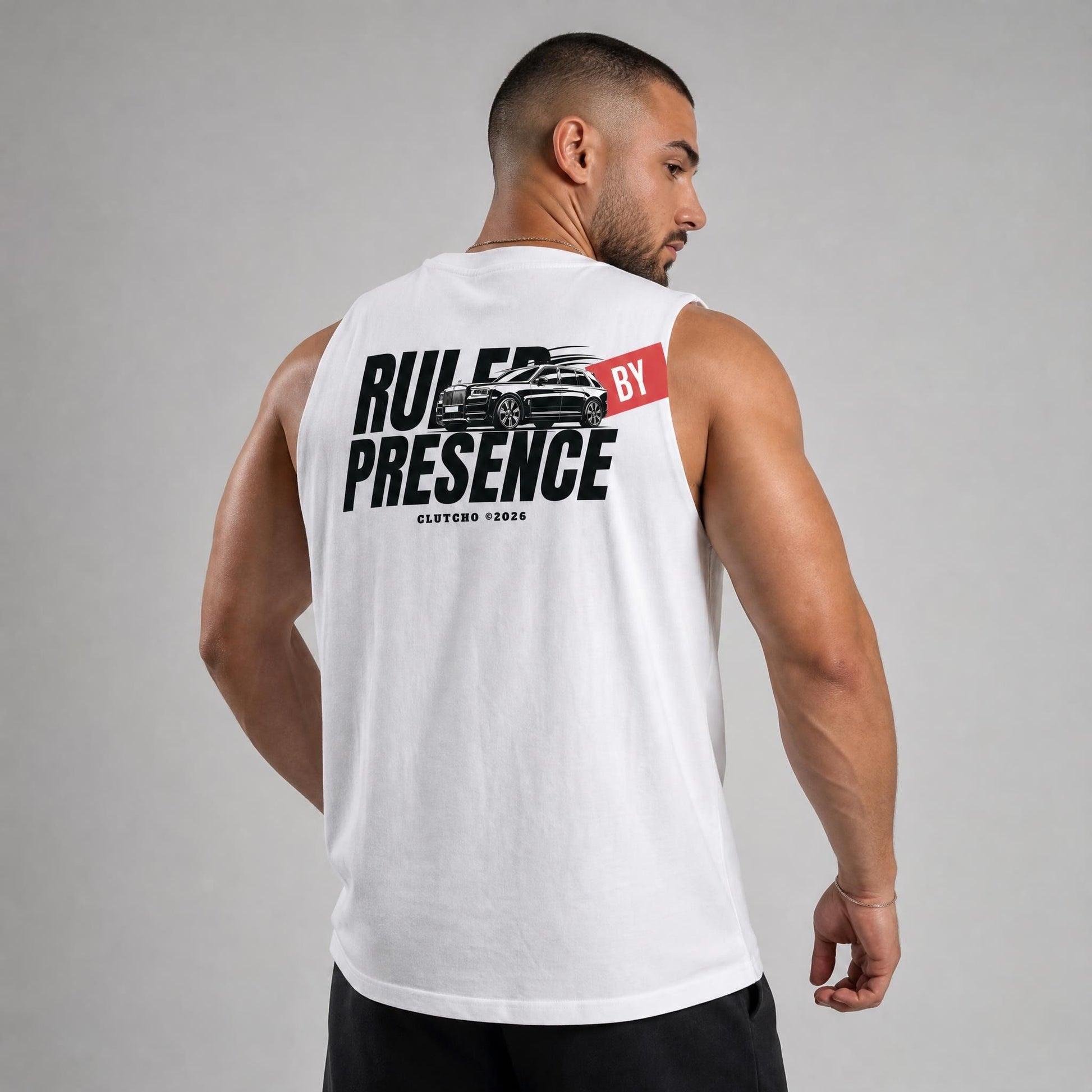 Rückansicht: Mann trägt weißes CLUTCHO Ruled by Presence Tank Top Herren mit Backprint, Oversize Fit.